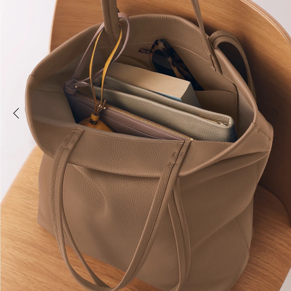 Cuyana tall easy tote in cappuccino - Picture 3 of 16
